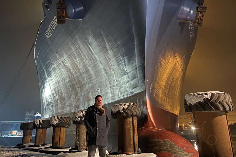 BowWave Consulting - Person steht vor einem Schiff